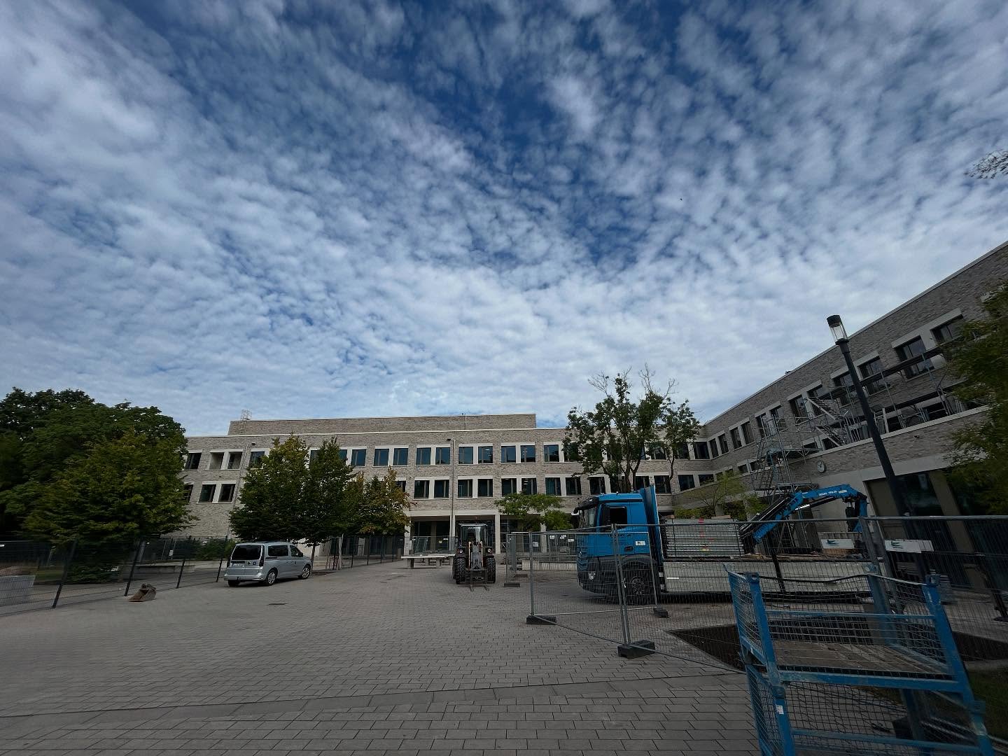 Weite Ansicht einer großen grauen Klinkeranlage mit Baukran