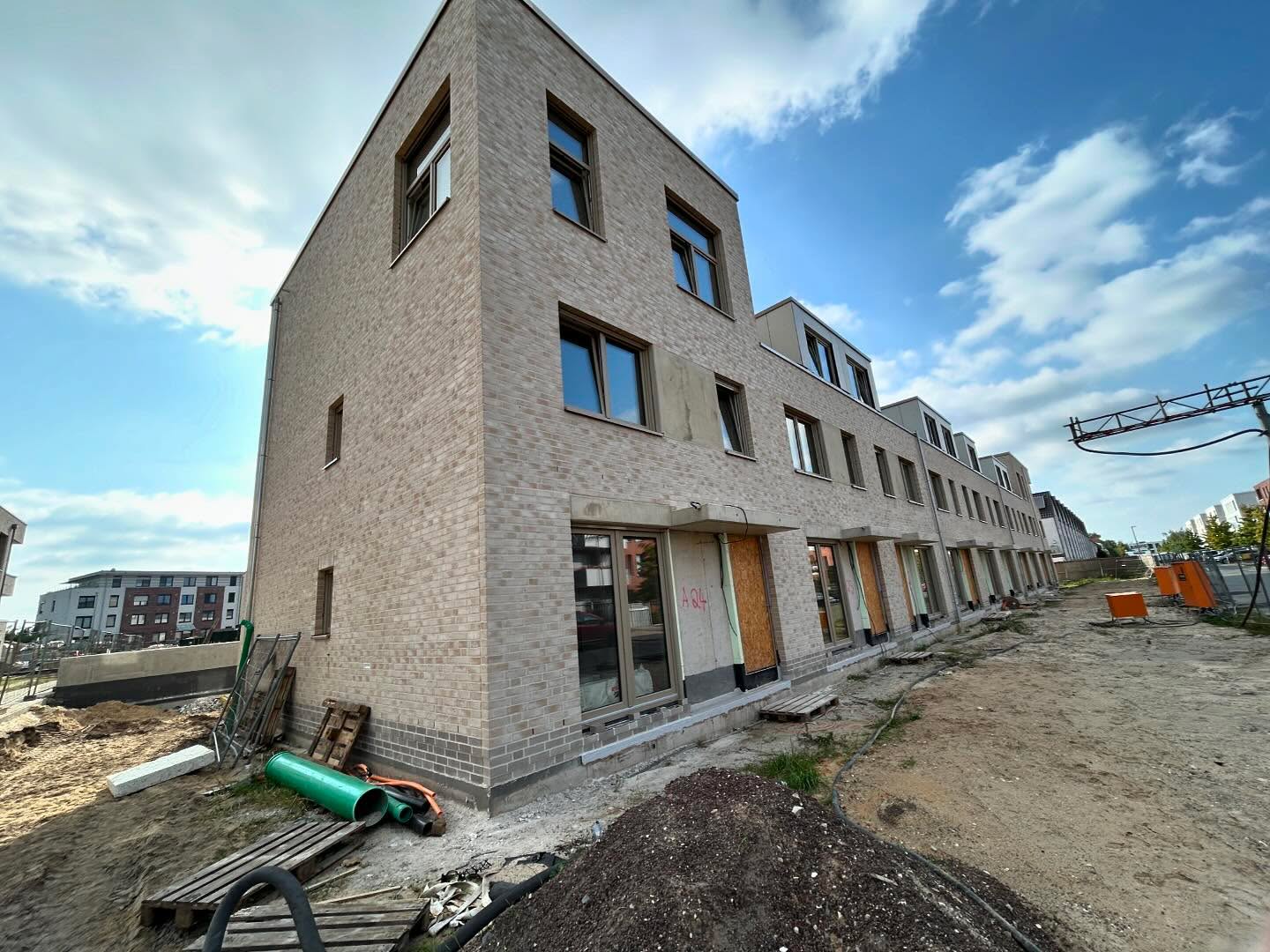 Zeilenwohnhaus in hellem Klinker mit großem Fenster