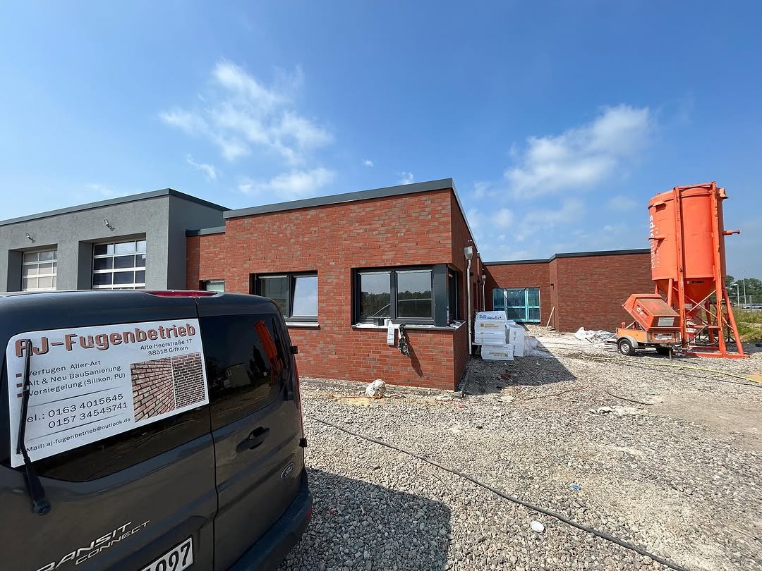 Firmenfahrzeug von JF Fugenbetrieb auf einer Baustelle