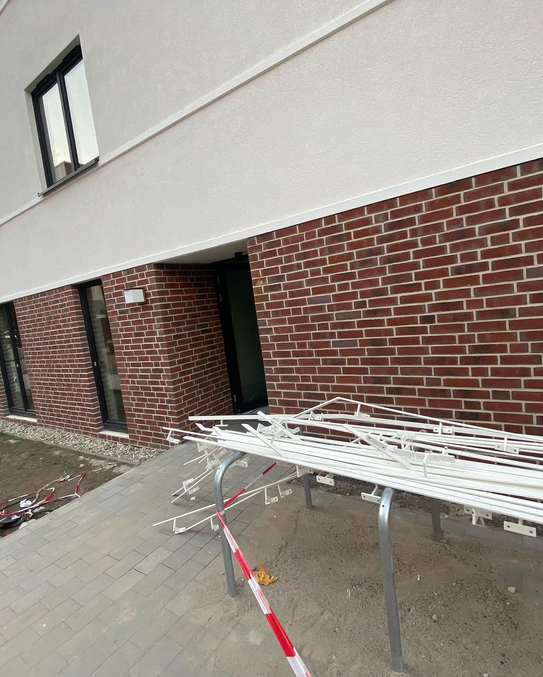 Übergang zwischen weißer Putzfassade und rotem Klinkermauerwerk