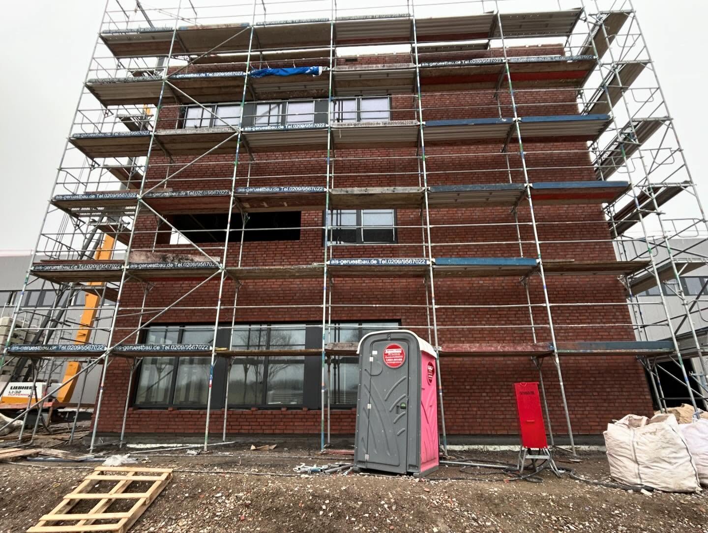 Vollständig vergerüstete rote Klinkerfassade eines Gebäudes