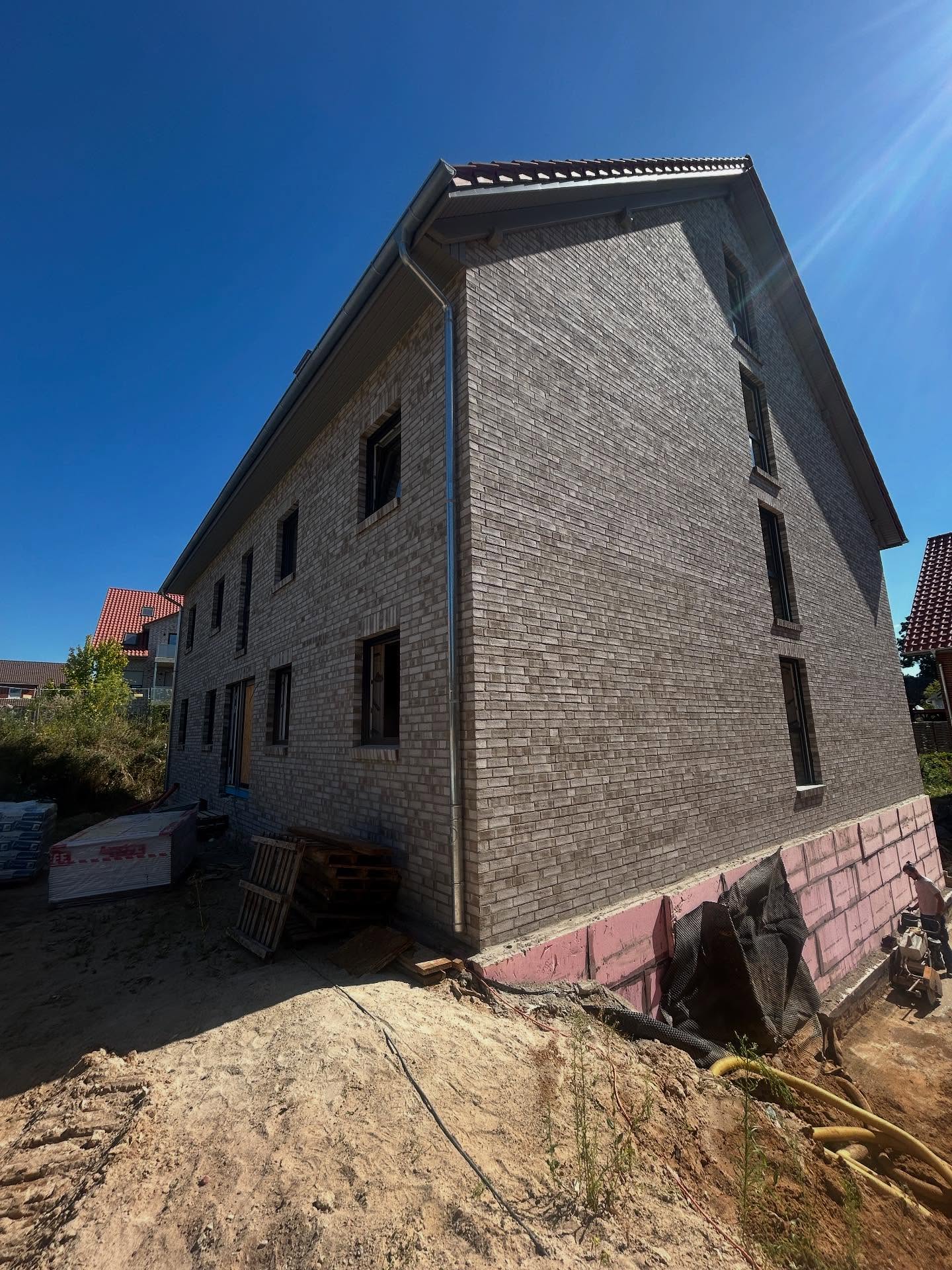 Giebelhaus aus grauem Klinker auf der Baustelle