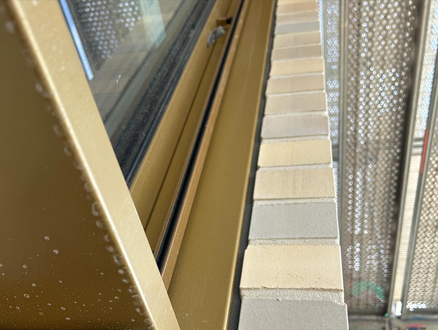 Nahaufnahme eines Fensterbankanschlusses zwischen Putz und Mauerwerk