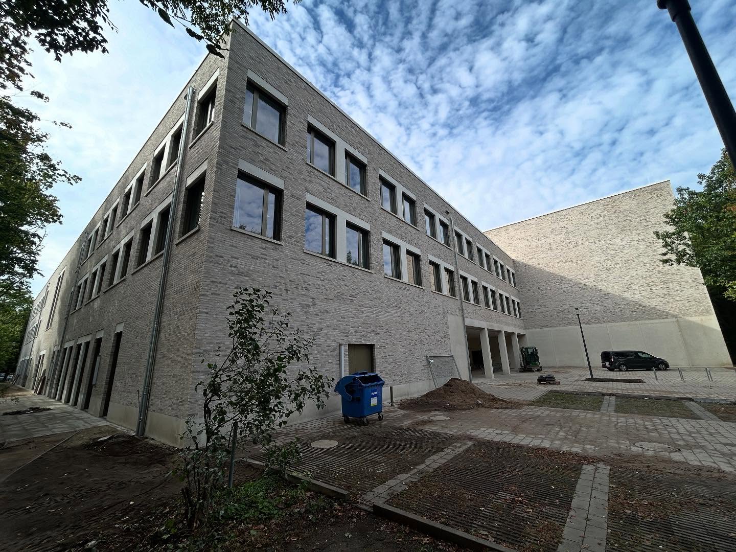 Eckansicht eines mehrgeschossigen Grauklinkergebäudes