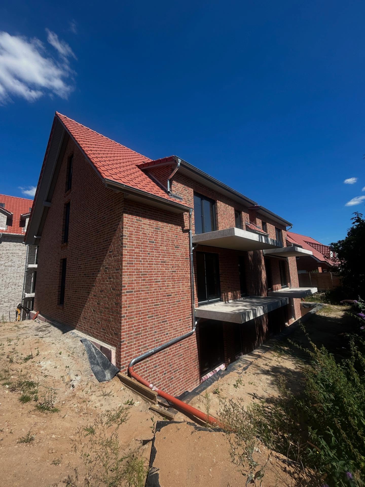 Roter Ziegelbau mit Balkonen im Rohbau