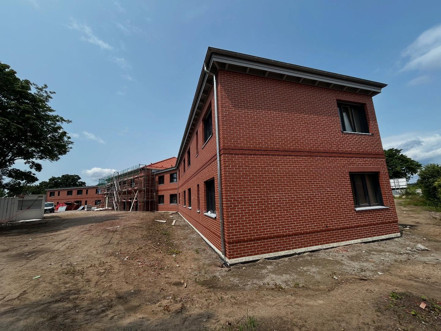 Zweigeschossiges Gebäude in rotem Ziegelmauerwerk
